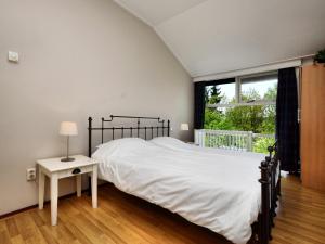 Chalet in Odeigne with Private Pool & Sauna في Manhay: غرفة نوم بسرير كبير ونافذة