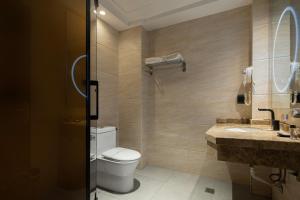 Bilik mandi di Tongren Golden Beach Hotel