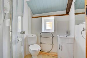 WhitlandにあるThe Stablesのトイレと洗面台のあるバスルーム +53枚の写真