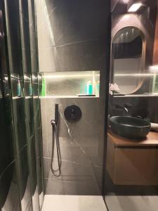Ένα μπάνιο στο Little Nest - Artitude Apartments