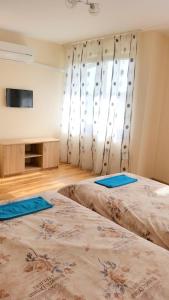 Ένα ή περισσότερα κρεβάτια σε δωμάτιο στο Guesthouse River House +40 φωτογραφίες