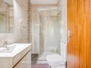 Et badeværelse på Carcavelos Villa with Pool + 29 billeder