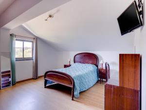Μια τηλεόραση ή/και κέντρο ψυχαγωγίας στο Carcavelos Villa with Pool