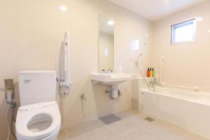 沖縄市にあるHotel Rich Reson AWASEのトイレと洗面台を備えた白いバスルーム +13枚の写真