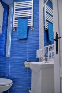 グダニスクにあるApartament MOREの青いバスルーム(洗面台、トイレ付)
