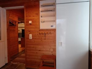 una camera con una parete in legno con un cartello sopra di Kuusirinne a Syöte Altre 29 foto