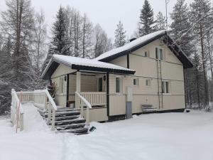 Una casa nella neve con la neve sopra di Kuusirinne a Syöte