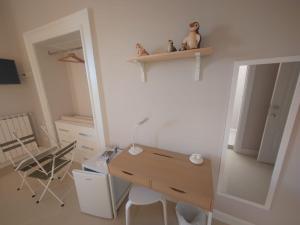 a desk in a room with a mirror and a chair at Mare Magnum in Castellammare di Stabia