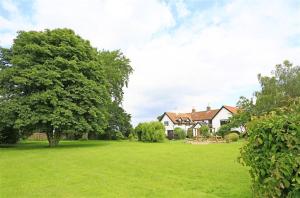 WangfordKings Farm的一个大院子,有房子和树