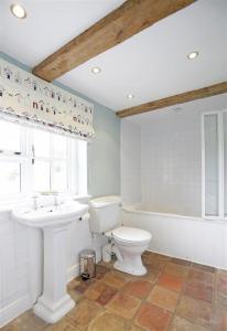 WangfordKings Farm的带马桶、水槽和浴缸的浴室 更多25张照片