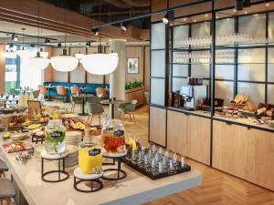 un restaurante con un buffet de comida en una mesa en Novotel Cambridge North, en Cambridge