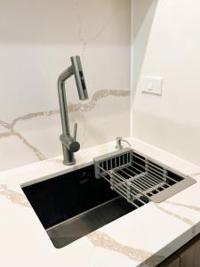 Η κουζίνα ή μικρή κουζίνα στο Modern Cozy 2BR Smart Lock Condo with Netflix 4K and YouTube Premium at Seawind +8 φωτογραφίες