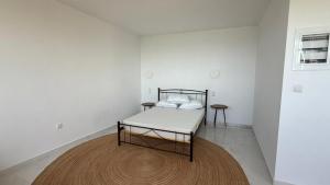 Ένα ή περισσότερα κρεβάτια σε δωμάτιο στο Agistri Cozy Apartment