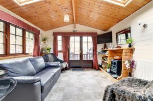Una sala de estar con un sofá y una chimenea. en River Lodge, en Lynmouth 40 fotos más