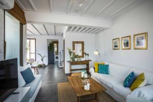 パラリムニにあるChris Le Mare Luxury Villaの白いソファとテーブルのあるリビングルーム