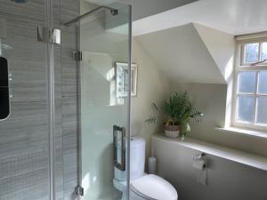 Vannituba majutusasutuses Charming cottage in central Ludlow with parking +16 fotot