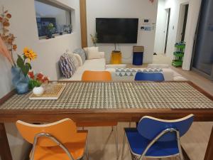 a table and chairs in a living room at 기억을 걷는 시간 - 서귀포 독채 풀빌라 in Tŏksu-dong +27 photos
