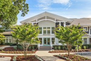 奇蒂豪克Hilton Vacation Club Beachwoods Kitty Hawk的前面有树木的家