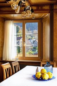 une table avec une fenêtre et une assiette de fruits dessus dans l'établissement Fromm's Guesthouse, à Malans 30 autres photos
