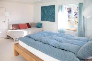 une chambre avec un lit et un canapé dans l'établissement Fromm's Guesthouse, à Malans