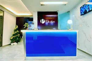 Gua SaiにあるPollodium Hotel China town KLのクリスマスツリーのあるロビーの受付デスク