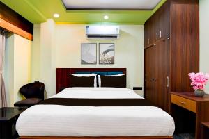 a bedroom with a large bed in a room at Collection O AIIMS Kolkata Tanishq Inn in Kalyani