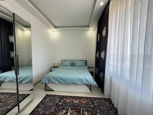 Postel nebo postele na pokoji v ubytování Kiraye full təmirli bağ evləri, villalar və mənzillər + 1 fotografie