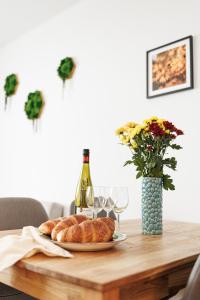 a table with a plate of bread and wine glasses at Apartment Flora gemütlich und zentral in Mönchengladbach in Mönchengladbach