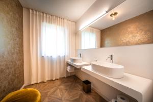 ラーナにあるgoldfinger + suitesの洗面台が2つと鏡があるバスルーム +35枚の写真