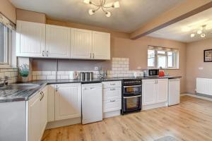 Kuchyň nebo kuchyňský kout v ubytování Barn Owl Retreat Sibton