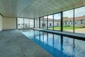 Bassein majutusasutuses Ferme de Pétrieux - Gîte "Le Chêne" avec piscine et wellness või selle lähedal