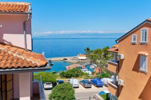 una vista del agua desde los edificios en Apartmani Enna, en Mali Lošinj