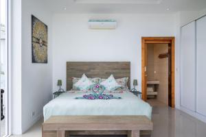 una camera da letto con un letto grande con testiera in legno di 2 bed villa close to Fishermans Village - KBR52 a Bophut Altre 9 foto