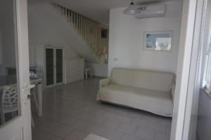 sala de estar con cama y escalera en Villa Melpignano, en Torre Santa Sabina