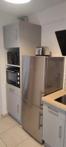 Η κουζίνα ή μικρή κουζίνα στο Appartement meublé "Le petit Clazayéen"