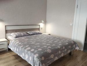 a bedroom with a large bed in a room at Апартаменти ЖК Скеля in Yaremche