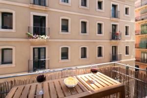 una mesa con una pizza y copas de vino en el balcón en Charming Seaside Apartment in Barceloneta, Renovated with Stunning Sea Views, en Barcelona 16 fotos más