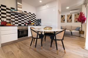 Kuchyň nebo kuchyňský kout v ubytování Charming Seaside Apartment in Barceloneta, Renovated with Stunning Sea Views