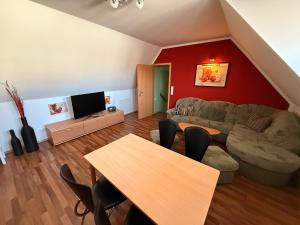 TV a/nebo společenská místnost v ubytování Ferienwohnung an der Postsäule Lübbenau