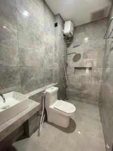 un baño con inodoro y lavabo en Jana House Bali, en Ungasan