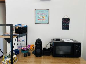 een magnetron bovenop een houten tafel bij Hello Verona Rooms in Verona