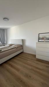 Ένα ή περισσότερα κρεβάτια σε δωμάτιο στο Zentrales Apartment in Düsseldorf mit Balkon