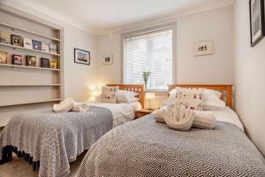 Postel nebo postele na pokoji v ubytování Midsomer + 33 fotografií