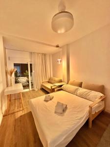 フエンヒロラにあるHigueron Studio apartment in Resort next Luxury SPAのベッドとリビングルームのある寝室 +50枚の写真