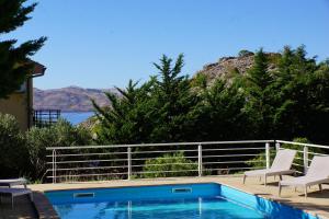 una piscina con dos sillas y una valla en Apartments Sunny, en Karlobag