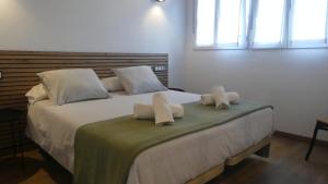 a bedroom with a large bed with towels on it at VT de obra nueva preciosa y muy confortable in Llodio