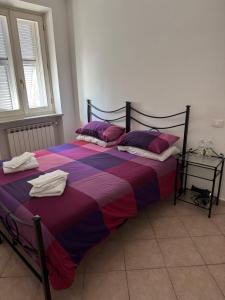 Ένα ή περισσότερα κρεβάτια σε δωμάτιο στο “Coccole nel borgo” 2min to outlet