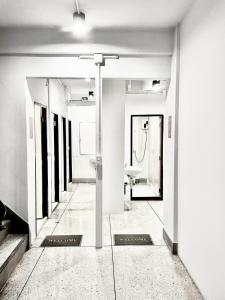 a hallway of a bathroom with a sink at Mitr Inn Khaosan Road - มิตร อินน์ ถนนข้าวสาร Pro in Bangkok +37 photos