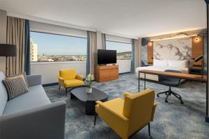 TV a/nebo společenská místnost v ubytování Hilton Barcelona