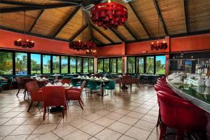 Restaurace v ubytování Embassy Suites by Hilton Dorado del Mar Beach Resort